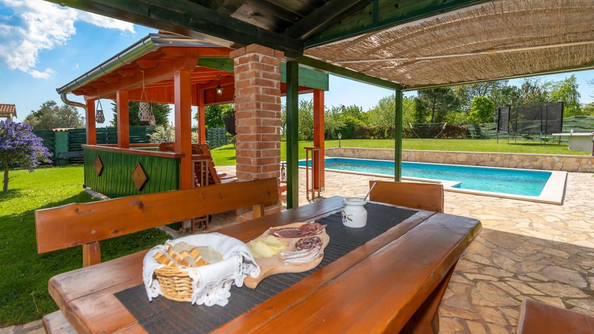 Holiday home Villa Vrt, A Private And Fully Fenced Forest Retreat Heki